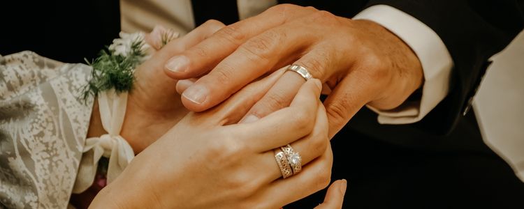 wedding couples hands with rings