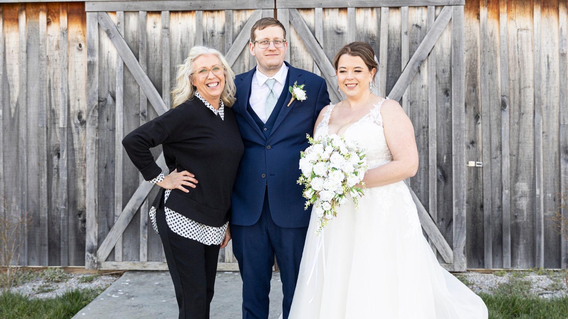 saundra hadley wedding officiant with couple